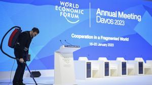 Un trabajador limpia el escenario principal del centro de convenciones de Davos.
