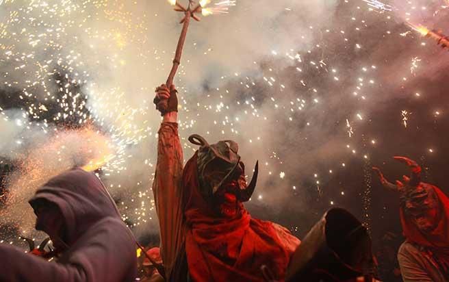 Correfoc in Palma: Wenn 300 Teufel die Funken sprühen lassen