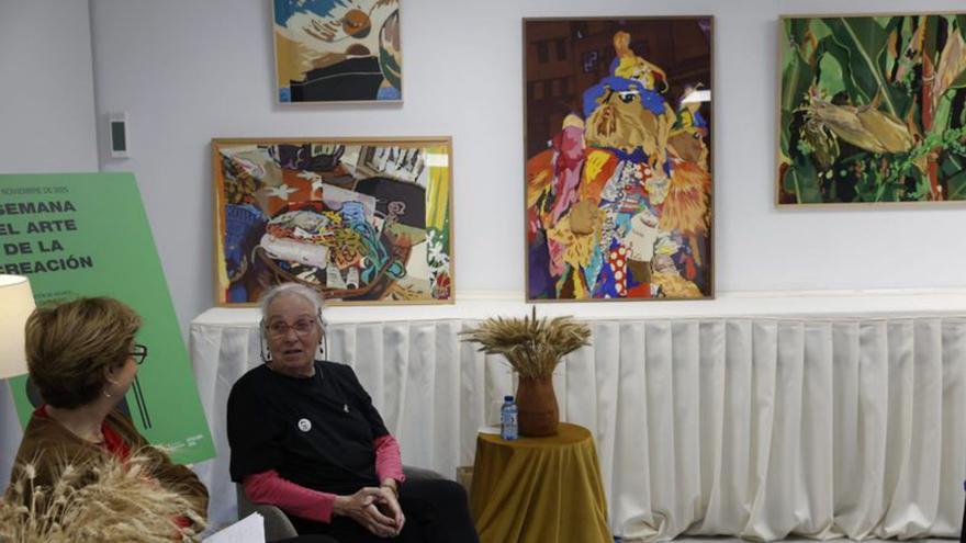 Mabel Lavandera, con parte de sus obras al fondo. | ÁNGEL GONZÁLEZ