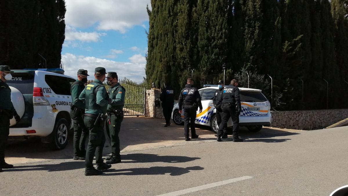 La Guardia Civil y la Policía Locla de Alcúdia mantienen un control en la salida del chalé.