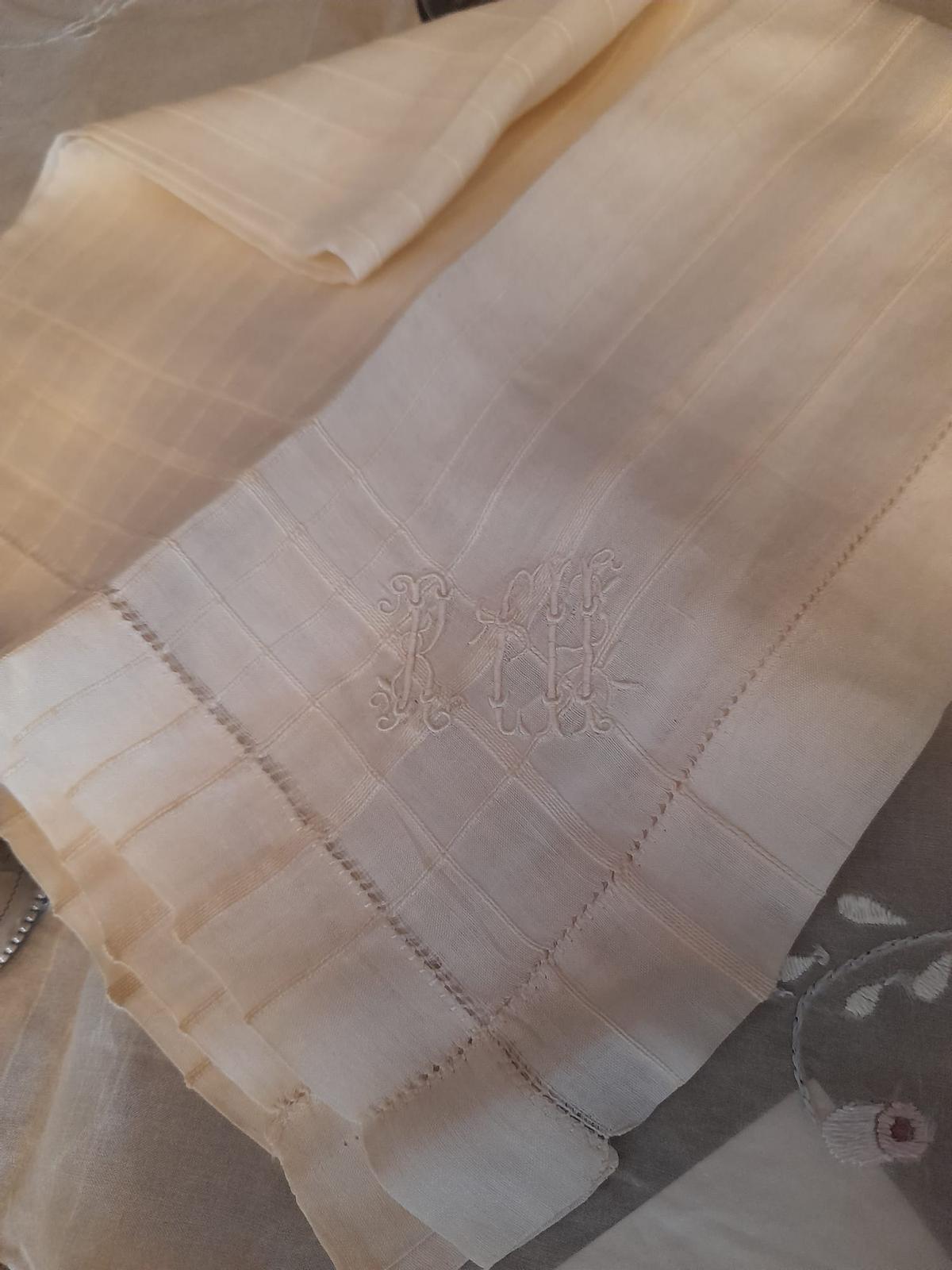 Uno pañuelo de Ruperto Chapí con sus iniciales bordadas.