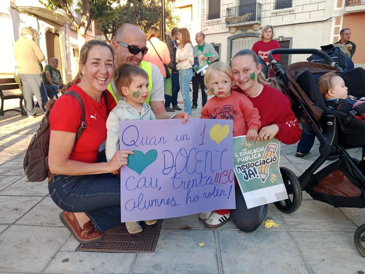 Participante en la marcha de Llaurí, con las camisetas rojas.