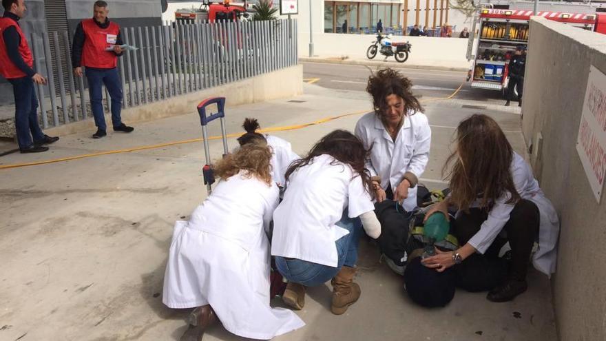 Bomberos, 112 y Policía Local intervienen en un simulacro de incendio en Palmanova