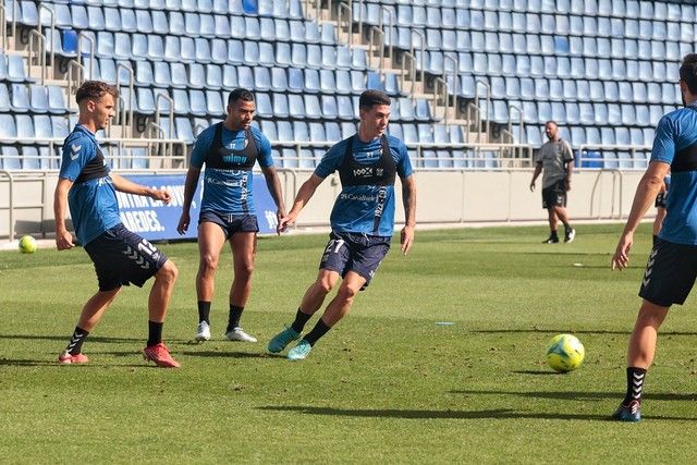 Aliento de la afición a la plantilla del CD Tenerife en el Heliodoro antes del partido ante el Girona