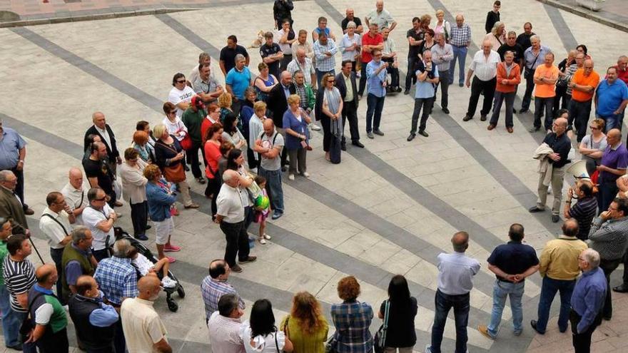 Participantes en la concentración de protesta convocada por el movimiento vecinal y que se desarrolló frente al Ayuntamiento de Mieres.