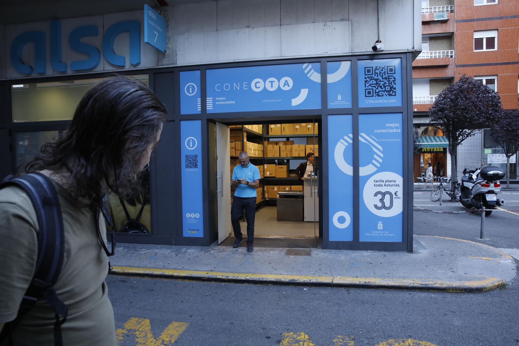 En imágenes: Primer día de las nuevas tarifas en los abonos de transporte en Gijón