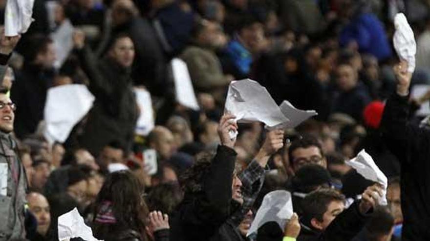 Aficionados blancos despiden a su equipo entre pitos.