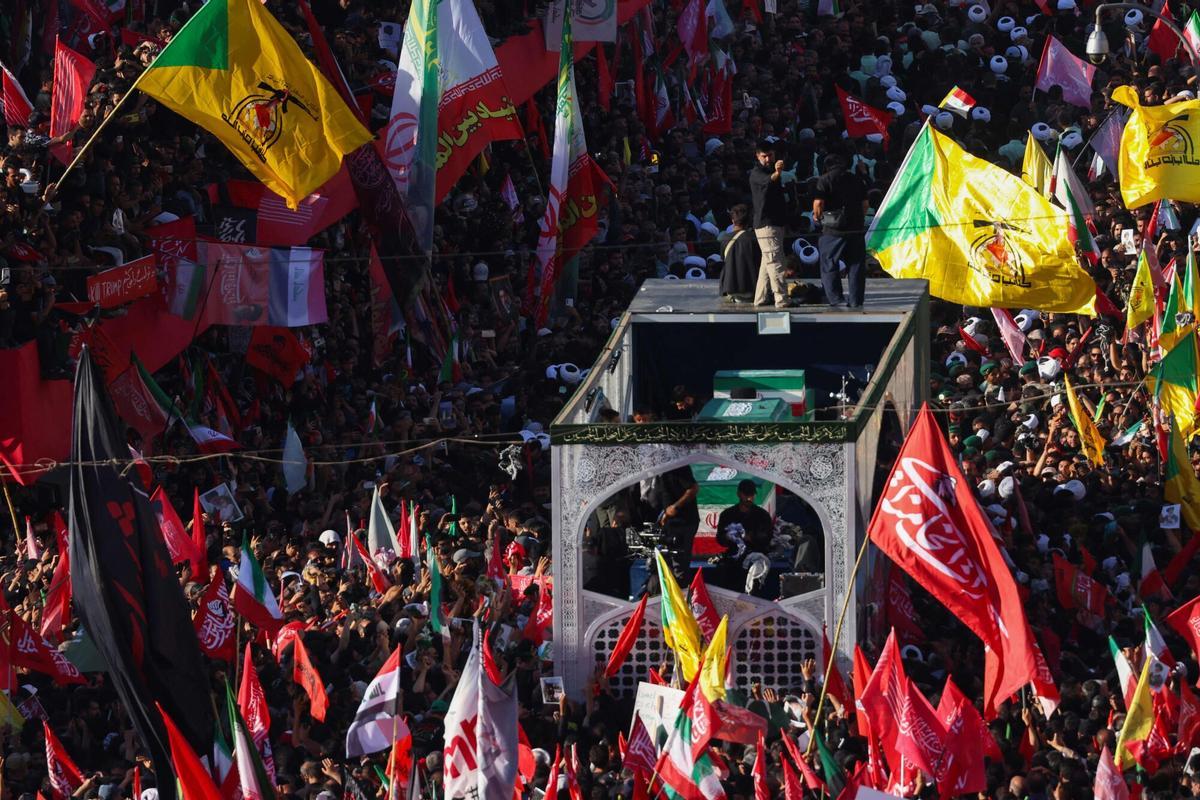 Multitudes de dolientes rodean el convoy que lleva los ataúdes del líder supremo asesinado de Irán, Ali Khamenei, y miembros de su familia durante una procesión fúnebre, antes de ser enterrado en el Santuario del Imam Reza, el lugar de culto más venerado de Irán, en Mashhad el 9 de julio de 2026. Multitudes de dolientes rodean el convoy que lleva los ataúdes del líder supremo asesinado de Irán, Ali Khamenei, y miembros de su familia durante una procesión fúnebre, antes de ser enterrado en el Santuario del Imam Reza, el lugar de culto más venerado de Irán, en Mashhad el 9 de julio de 2026.