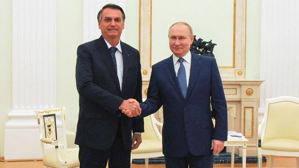 Jair Bolsonaro y Vladimir Putin se saludan