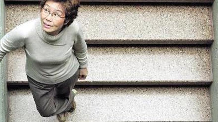 Yayoi Kawamura, ayer, en unas escaleras del edificio departamental de la Facultad de Filosofía y Letras.