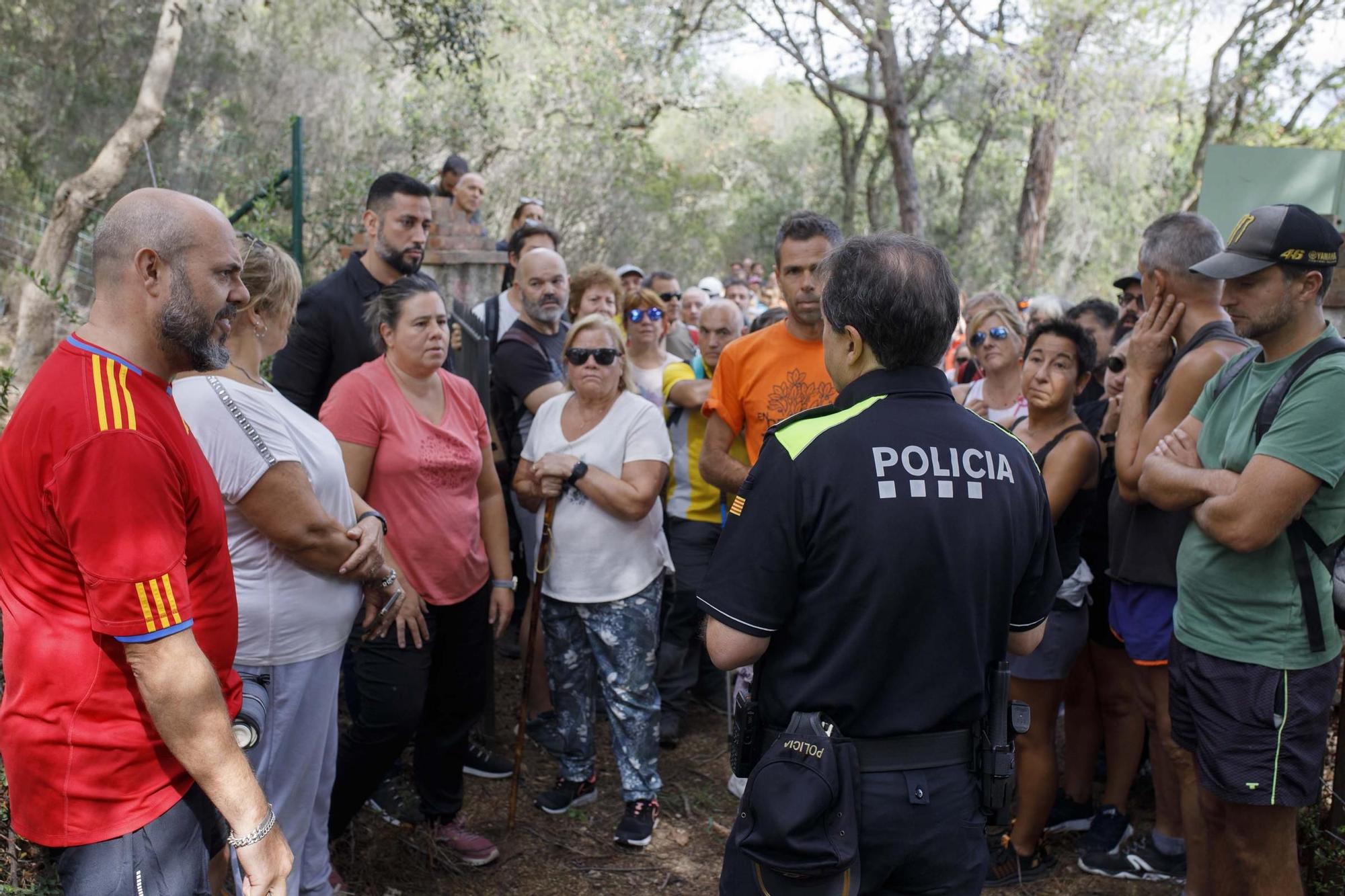 Els activistes han demanat la reobertura del camí de ronda al seu pas per Can Juncadella