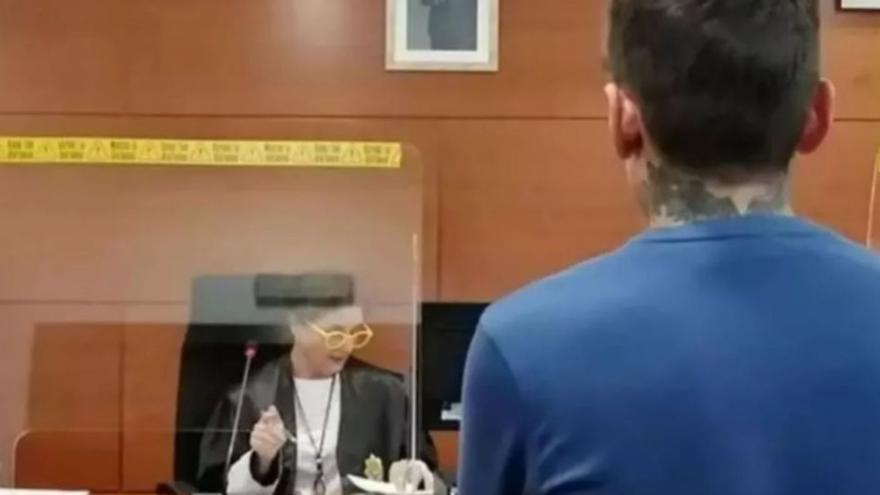 El joven Lino R.J. testifica en el juicio celebrado en el Juzgado de lo Penal. | L.O.Z.