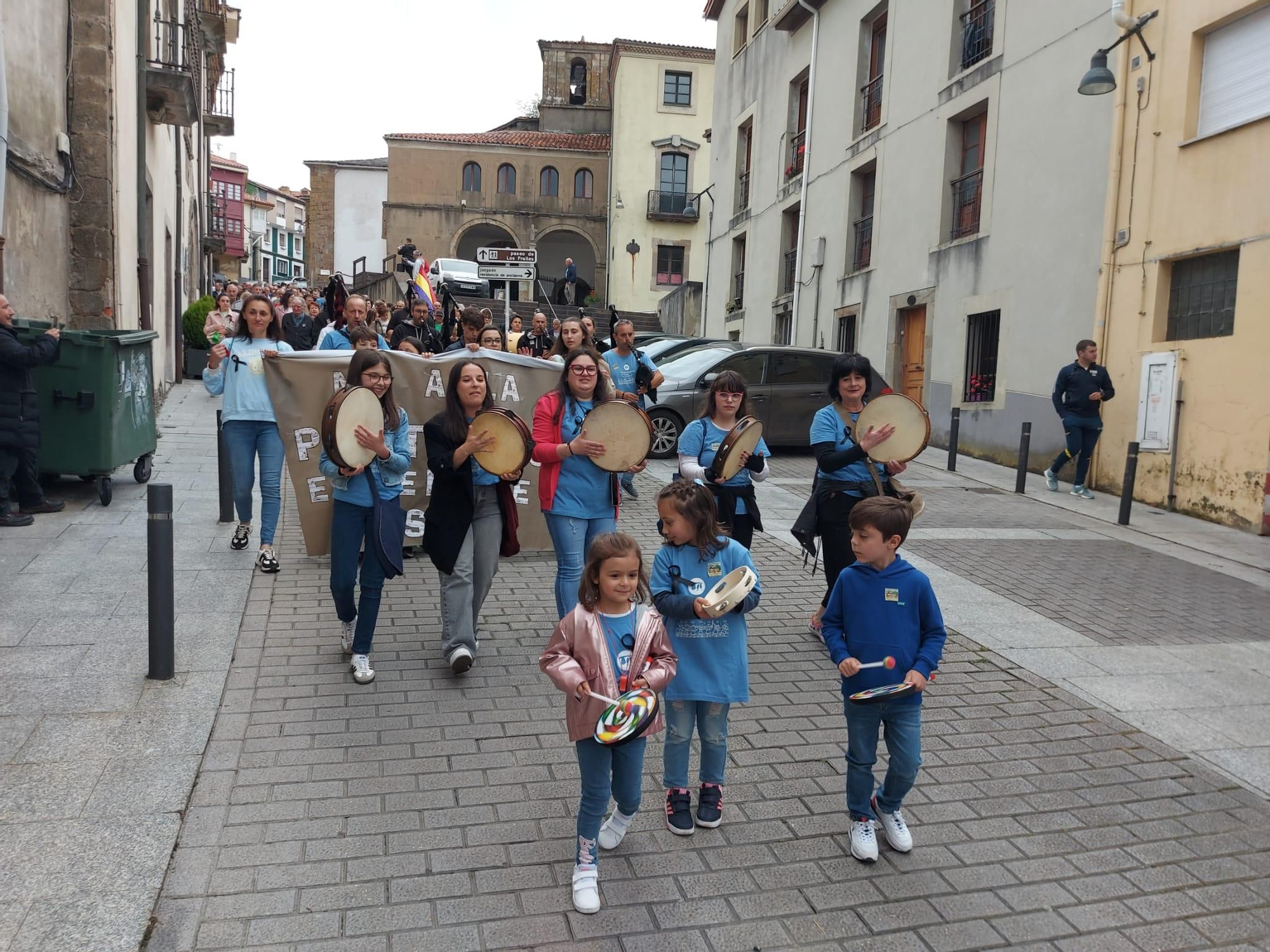 En imágenes: Así fue la manifestación contra el cierre de la Escuela de Música de Tineo