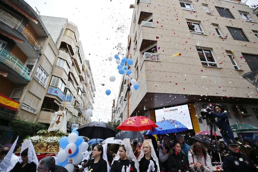 Pese a la fina lluvia que caía a primera hora de la mañana la procesión de Domingo de Resurección pudo celebrar el tradicional Encuentro en las cuatro esquinas