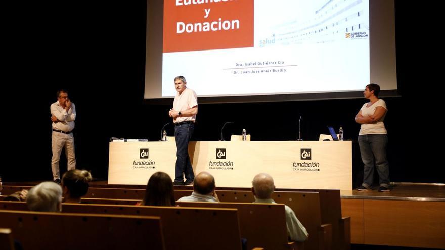 Juan José Araiz (izda.), Javier Arredondo (Aetha) e Isabel Gutiérrez, ayer, en el Centro Joaquín Roncal de la CAI. | MIGUEL ÁNGEL GRACIA