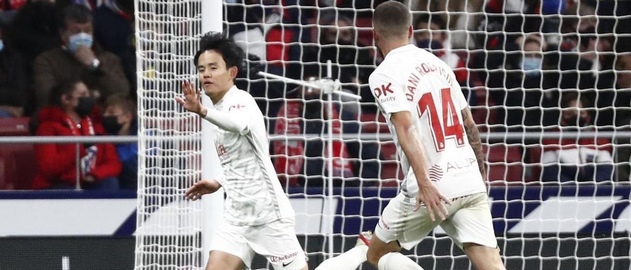 Take Kubo celebra junto a Dani Rodríguez el gol que marcó en el descuento ante el Atlético de Madrid.