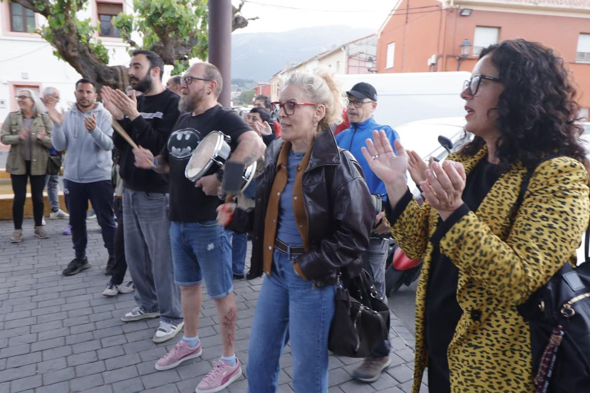 La  diputada autonómica socialista Nuria Pina y el diputado provincial Ismael Vidal se han sumado a la manifestación.