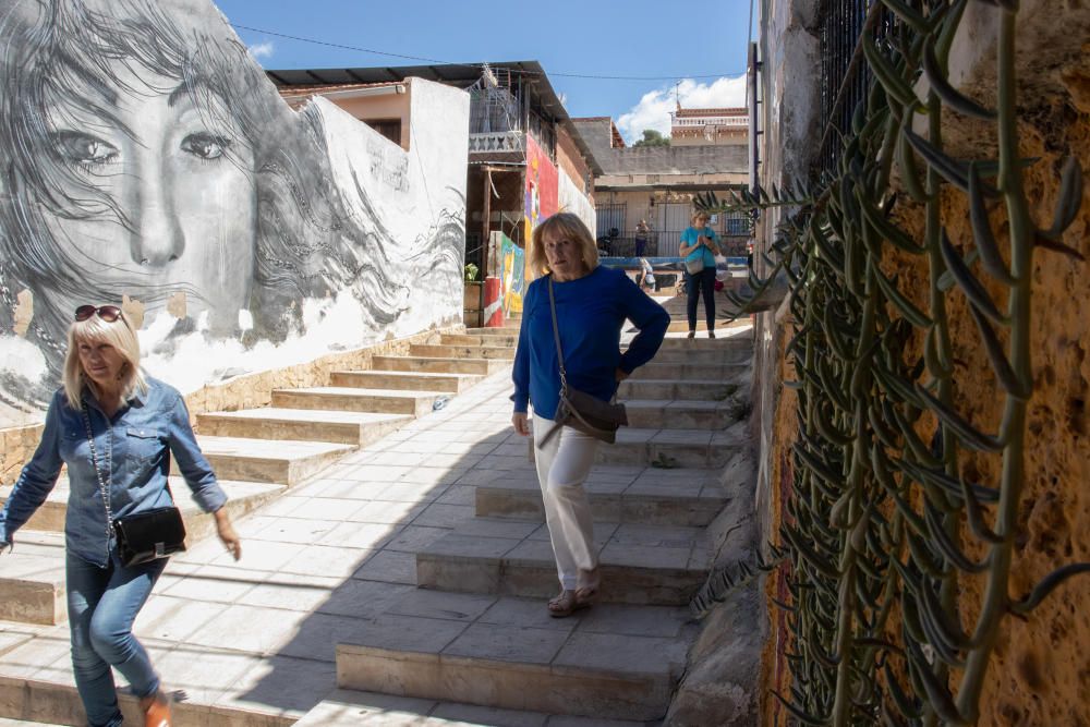 Más de doscientos murales con imágenes y poesías que recuerdan a la figura del poeta oriolano Miguel Hernández en el barrio de San isidro de Orihuela en un museo urbano que este fin de semana cuenta a