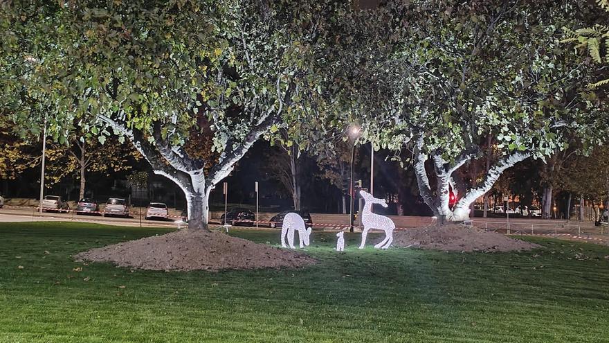 Tres individuos sustraen dos ciervos luminosos del Parque Infantil Maltravieso