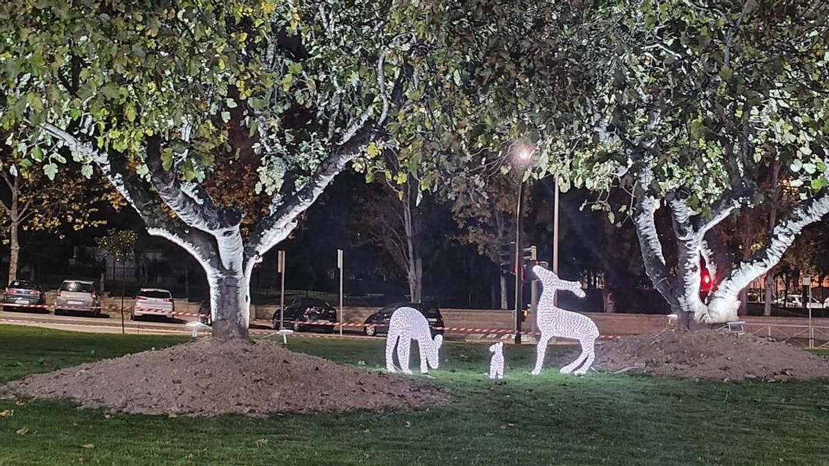 Los tres ciervos luminosos de la zona verde del Parque Infantil Maltravieso. Dos han sido sustraídos.