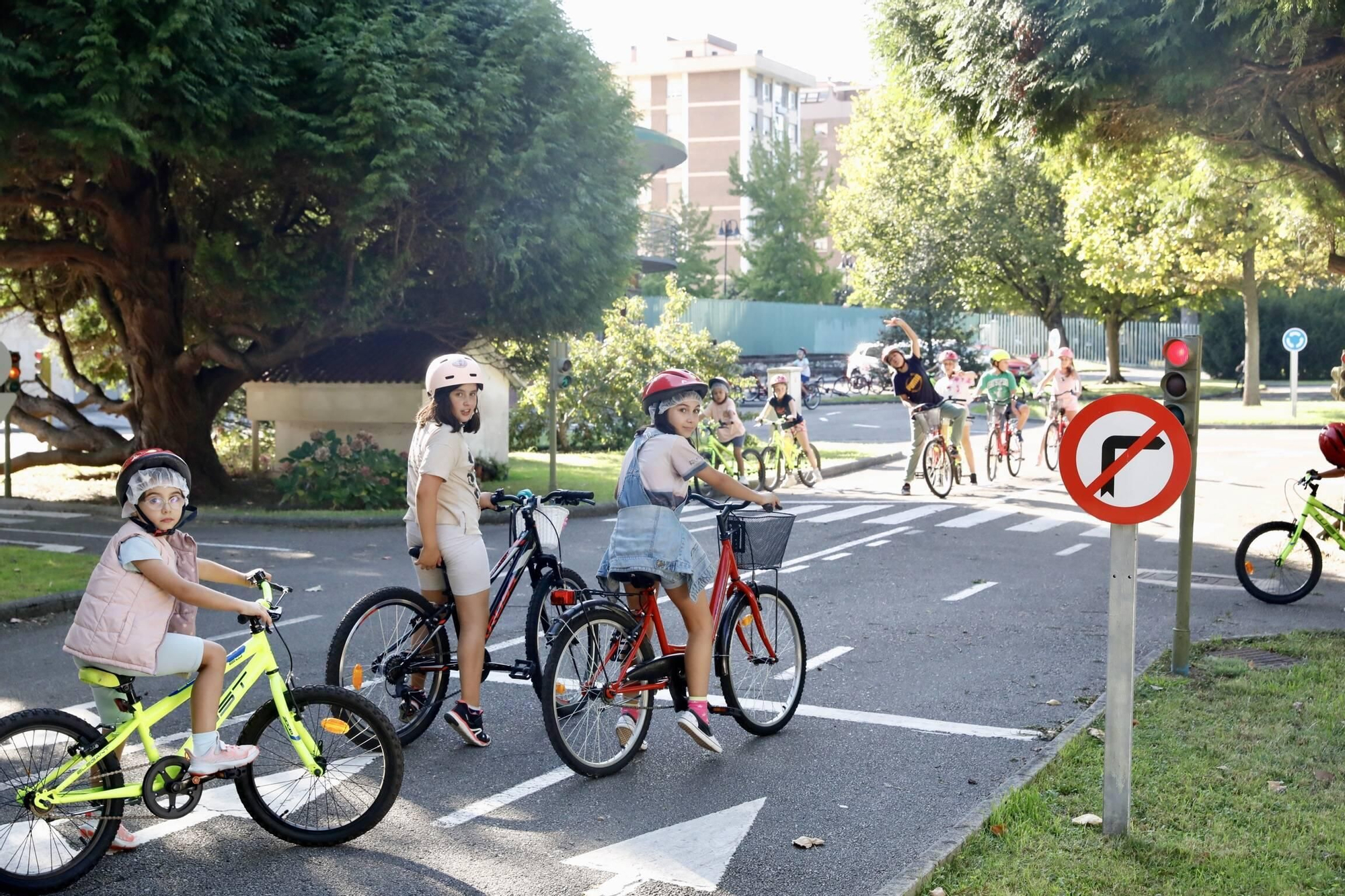 En imágenes: Los más pequeños aprenden educación vial en el Parque Infantil de Tráfico de Gijón