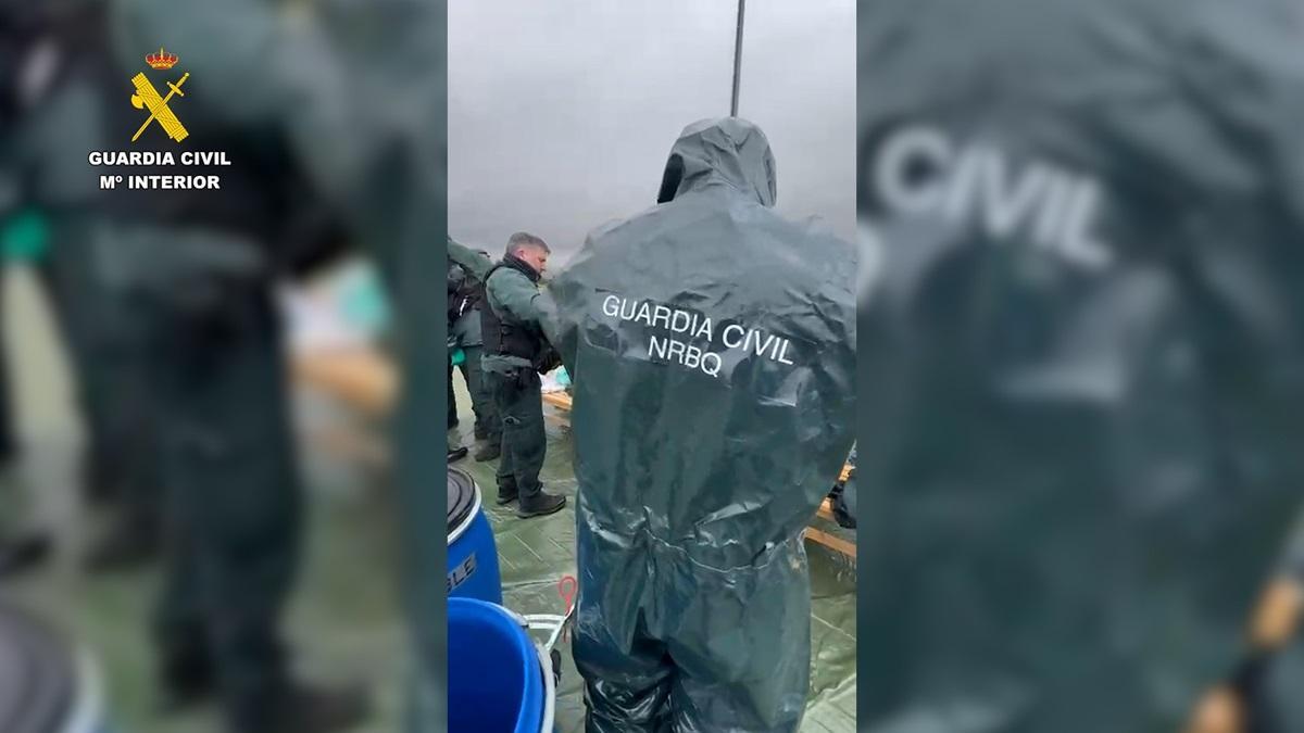 Agentes se preparan ante una amenaza NRBQ en el aewropuerto de Córdoba, donde se llevó a cabo el entrenamiento.