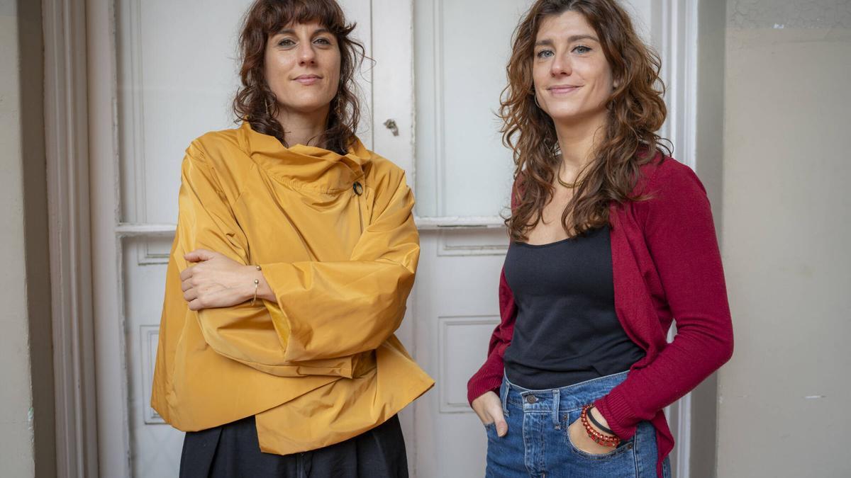 Majo Siscar y Sandra Vicente, autoras de 'Seguir contándolo', fotografiadas en la librería Laie de Barcelona