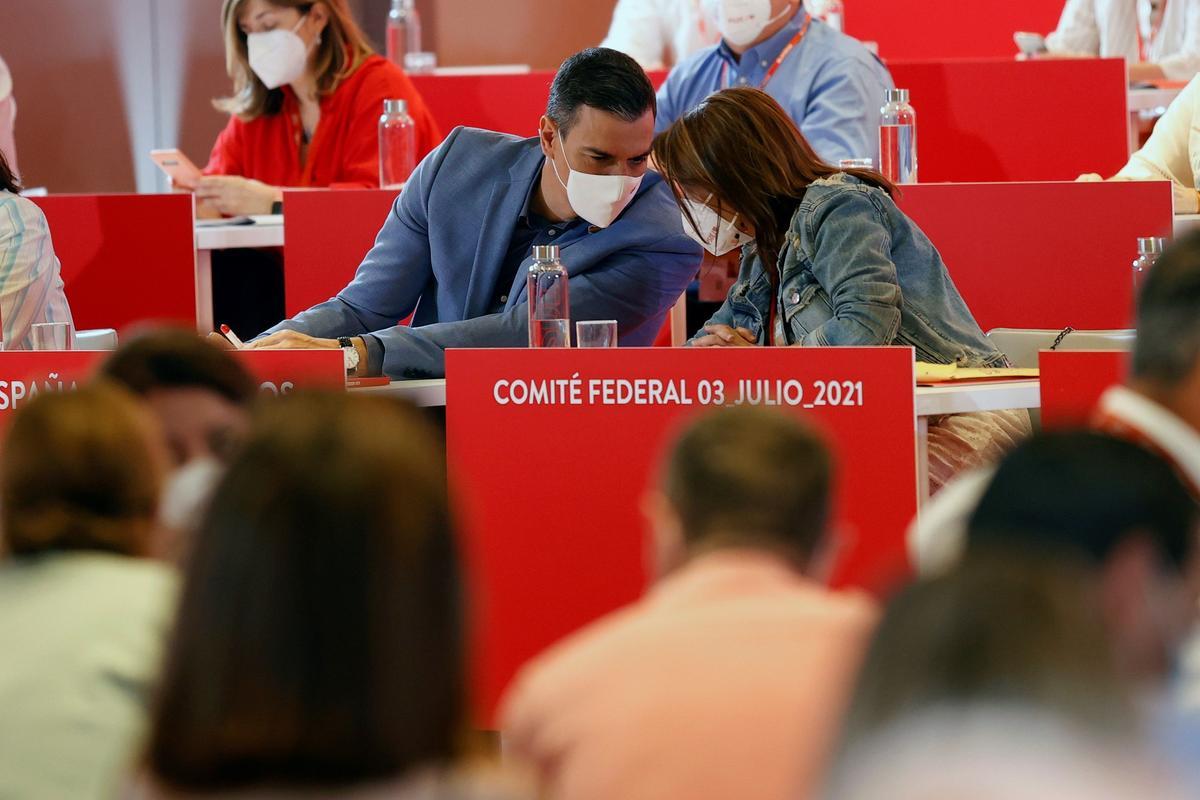 El presidente del Gobierno, Pedro Sánchez, charla con la vicesecretaria general del PSOE, Adriana Lastra, durante la reunión del comité federal del partido de este 3 de julio, en el Novotel Madrid Center. 