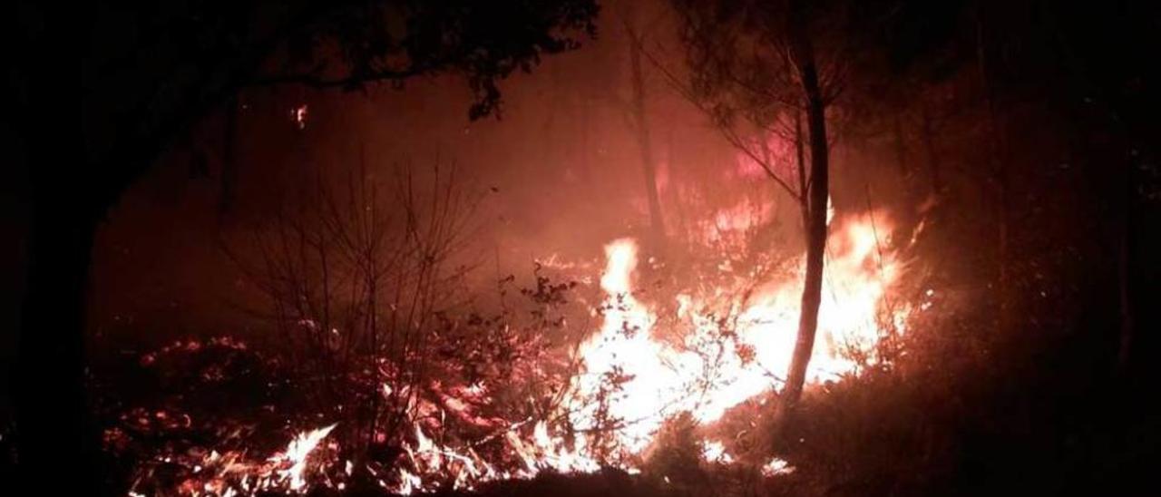El incendio de El Teso, en Pola de Allande, el sábado de noche.