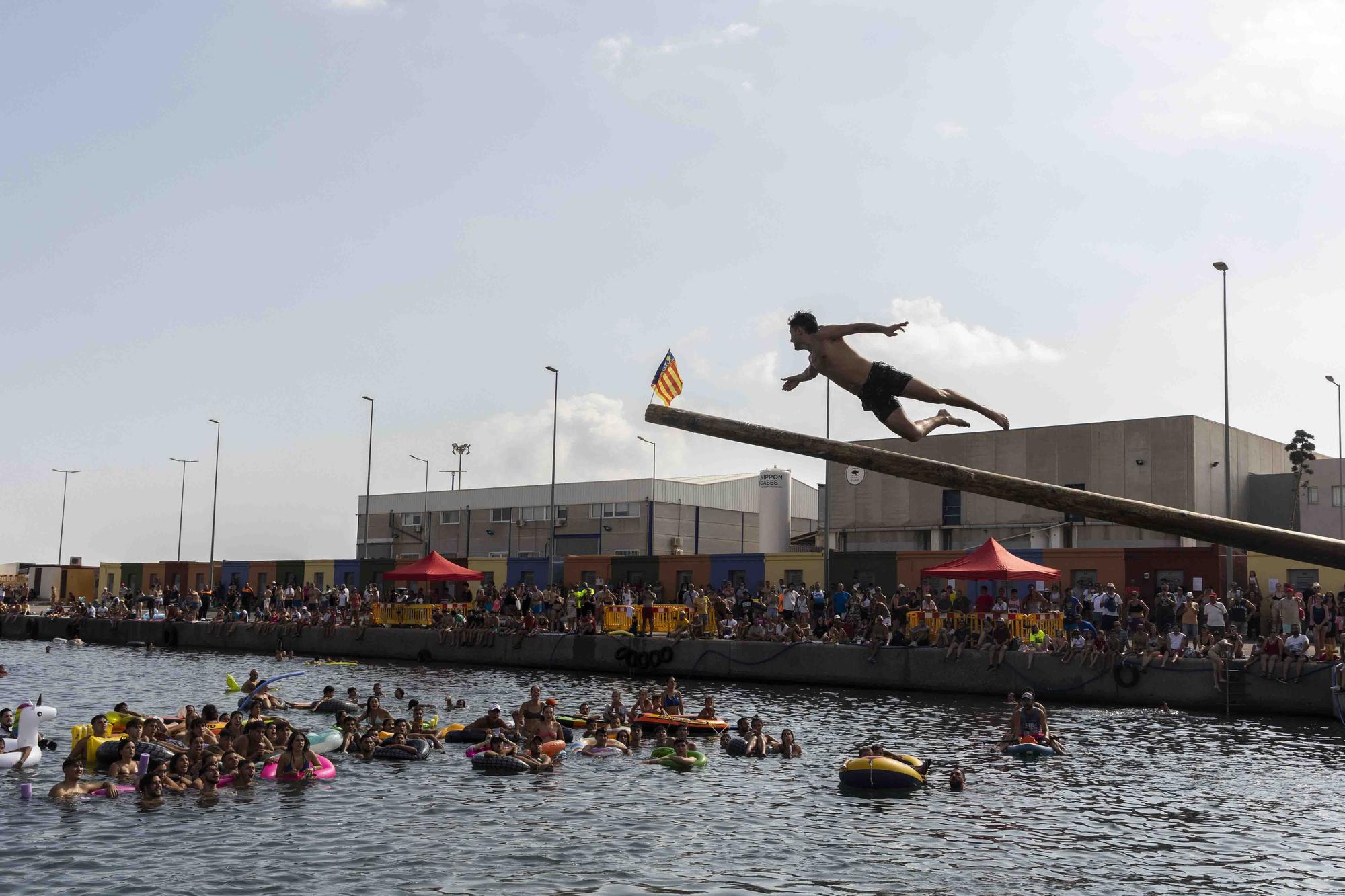 Las cucañas de Port de Sagunt: el palo engrasado