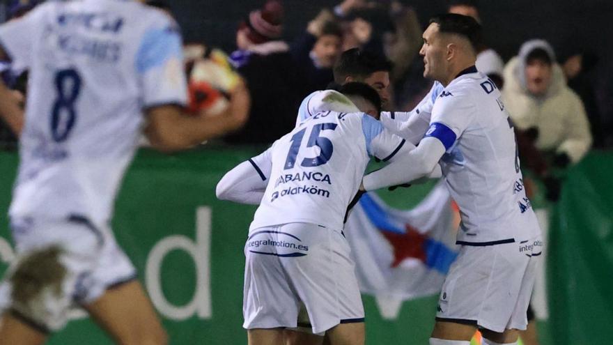 Los jugadores deportivistas celebran uno de sus goles al Arenteiro. // LOF