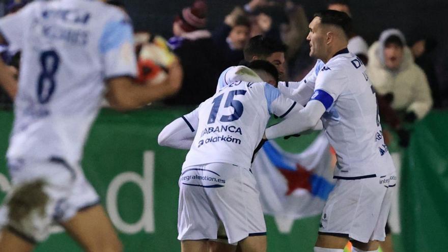 Los jugadores deportivistas celebran uno de sus goles al Arenteiro.  // LOF