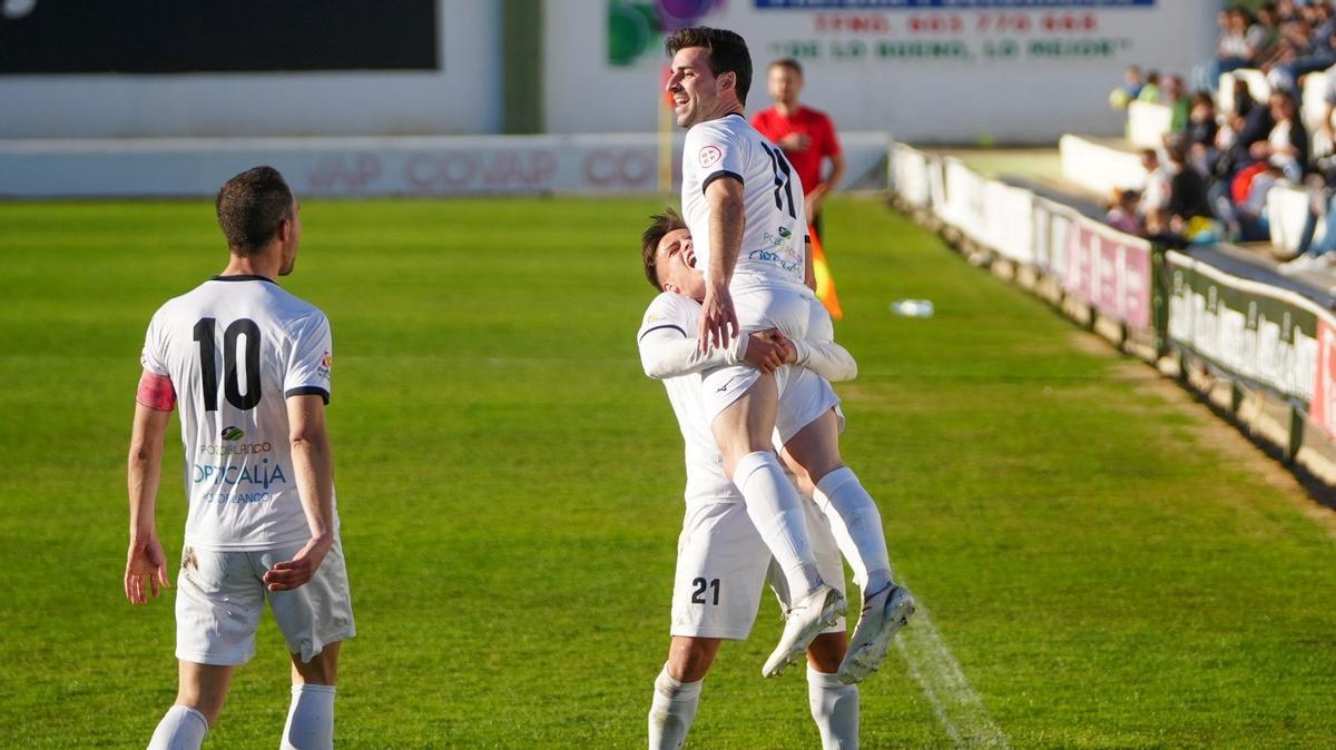 Los futbolistas del CD Pozoblanco celebran un gol durante el pasado cruce ante el Rota en el Municipal.