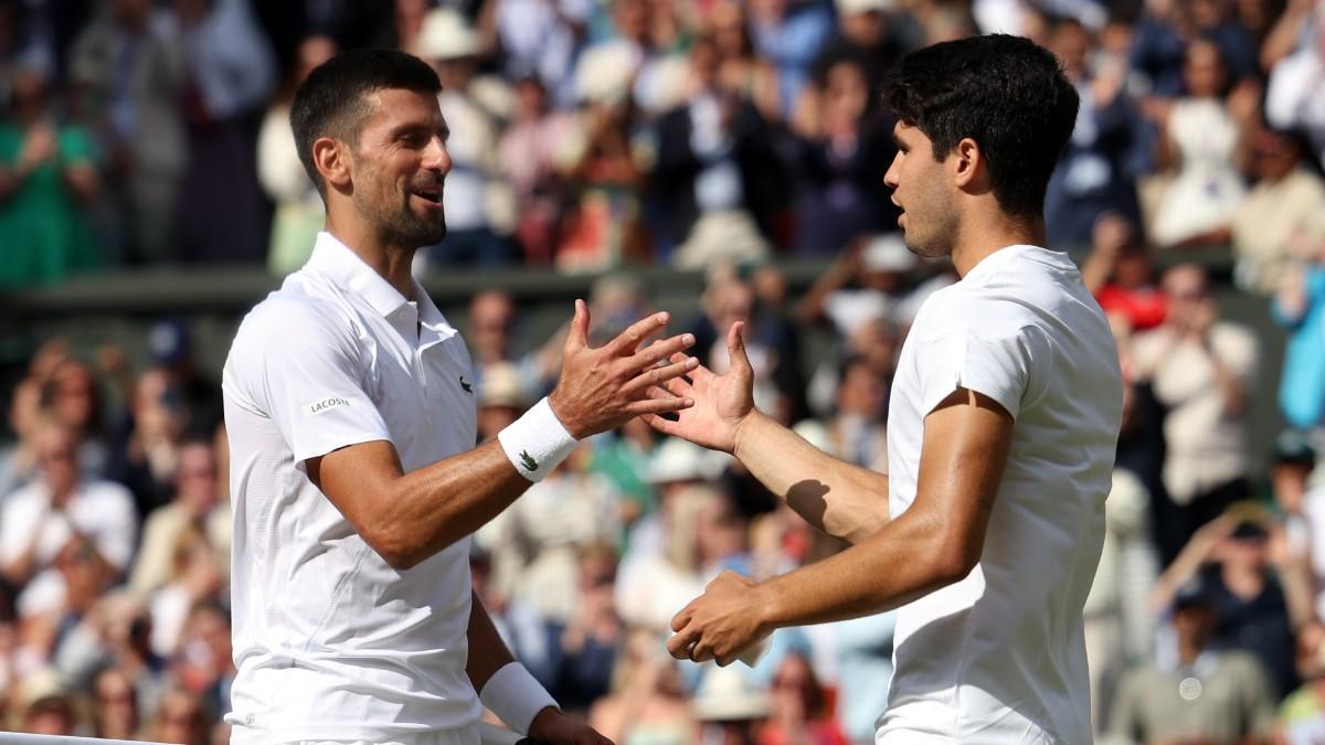 Alcaraz y Djokovic se dan la mano tras la final de Wimbledon 2024