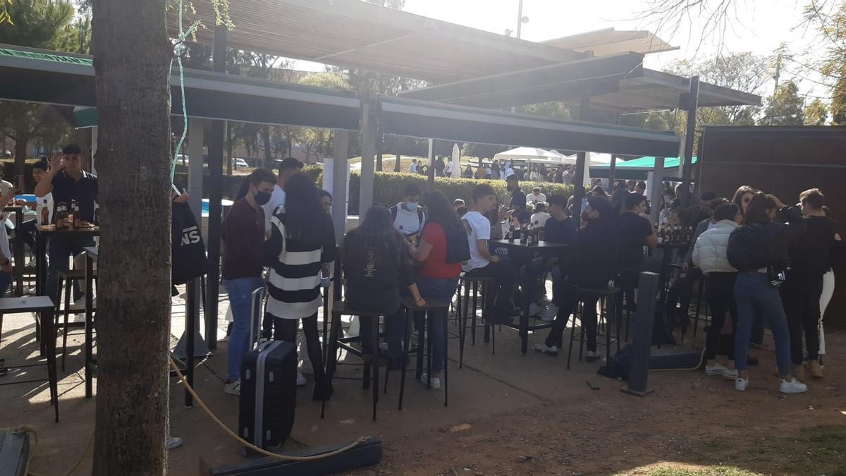 Aglomeraciones en el bar del Sentits de la UJI