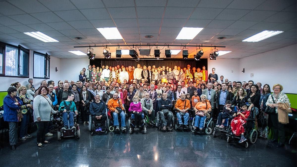 Foto de familia durante la firma de los convenios con 155 entidades de Sant Boi.