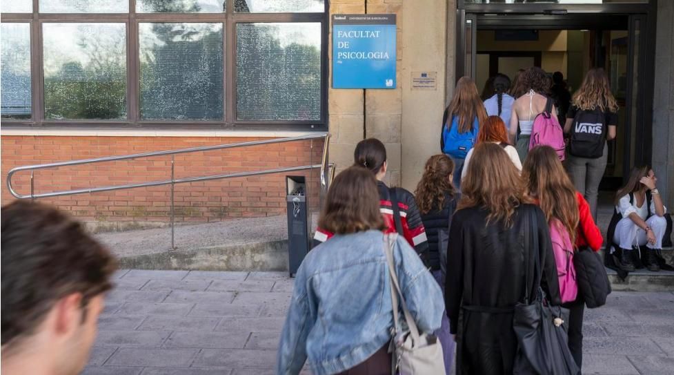 Estudiantes de Psicología de la UB acceden a la facultad en el Campus Mundet.