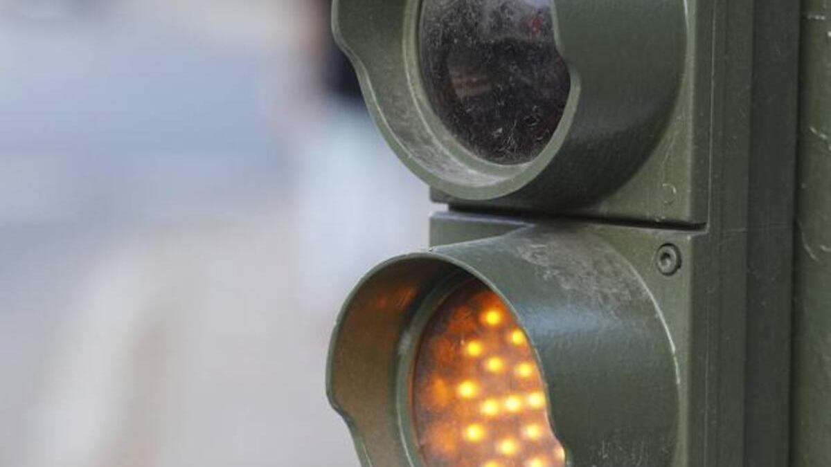 ¿Por qué podría desaparecer la luz ámbar de los semáforos en España?