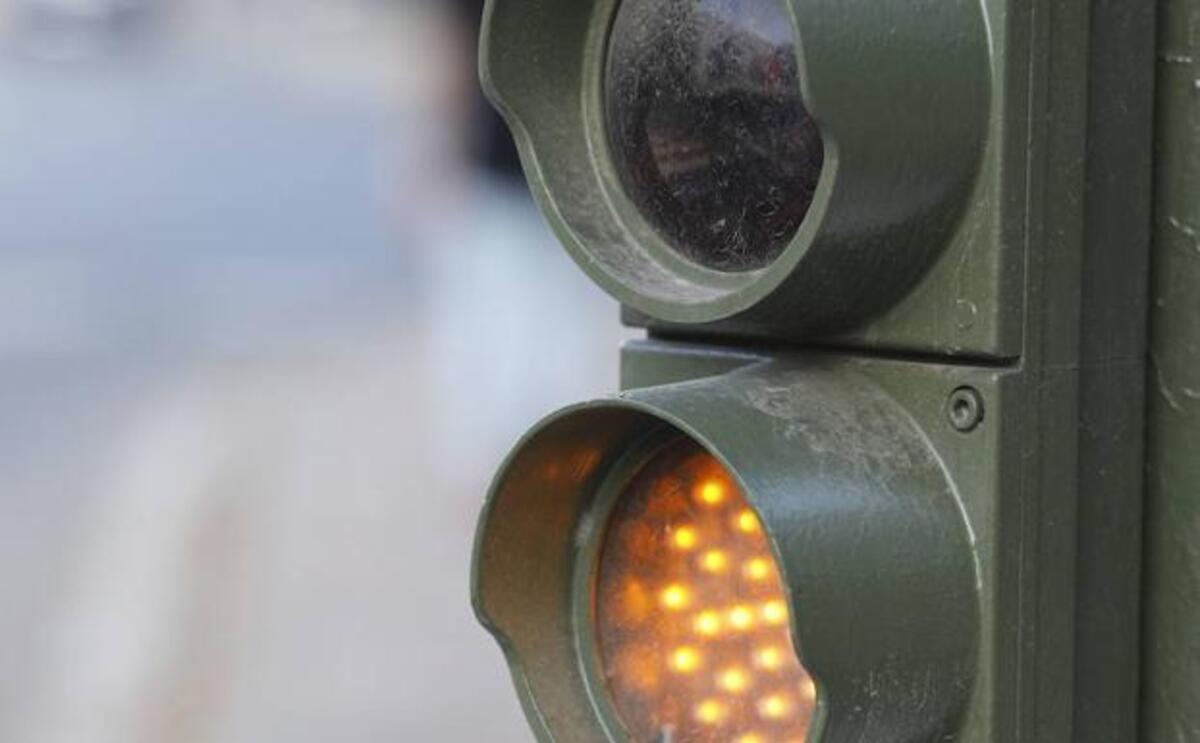 ¿Por qué podría desaparecer la luz ámbar de los semáforos en España?