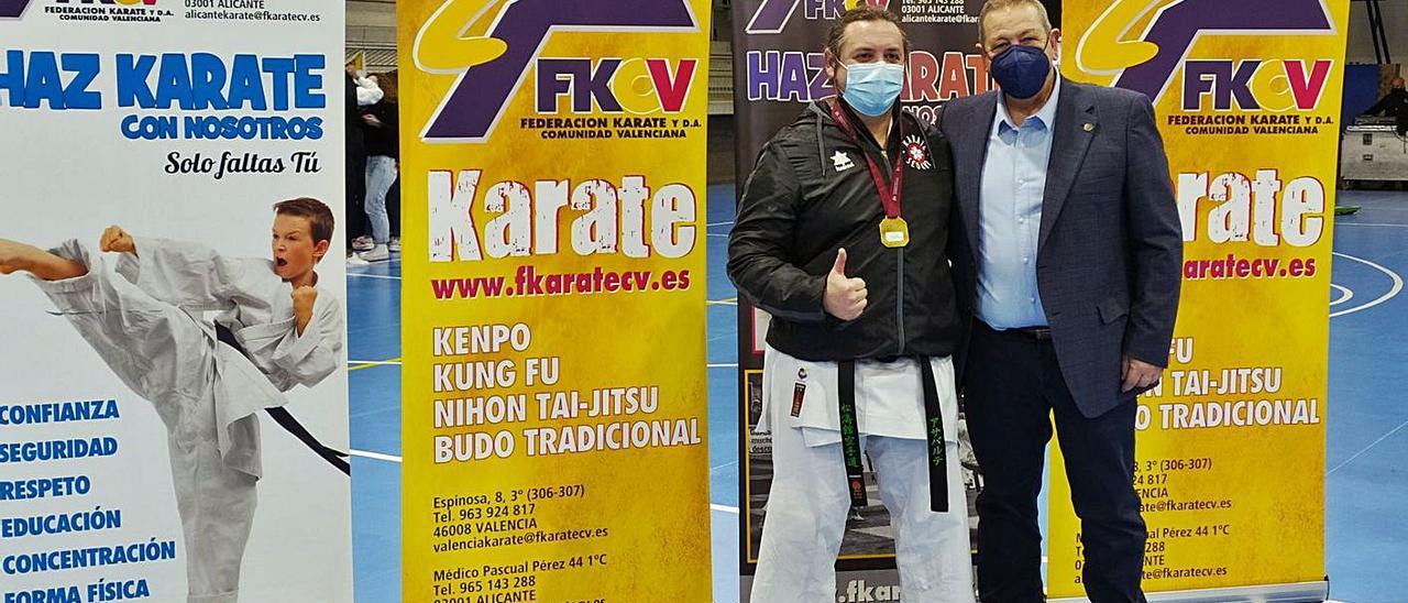 Félix Escribano con la medalla de oro  junto al Presidente de la FKCV | FKCV