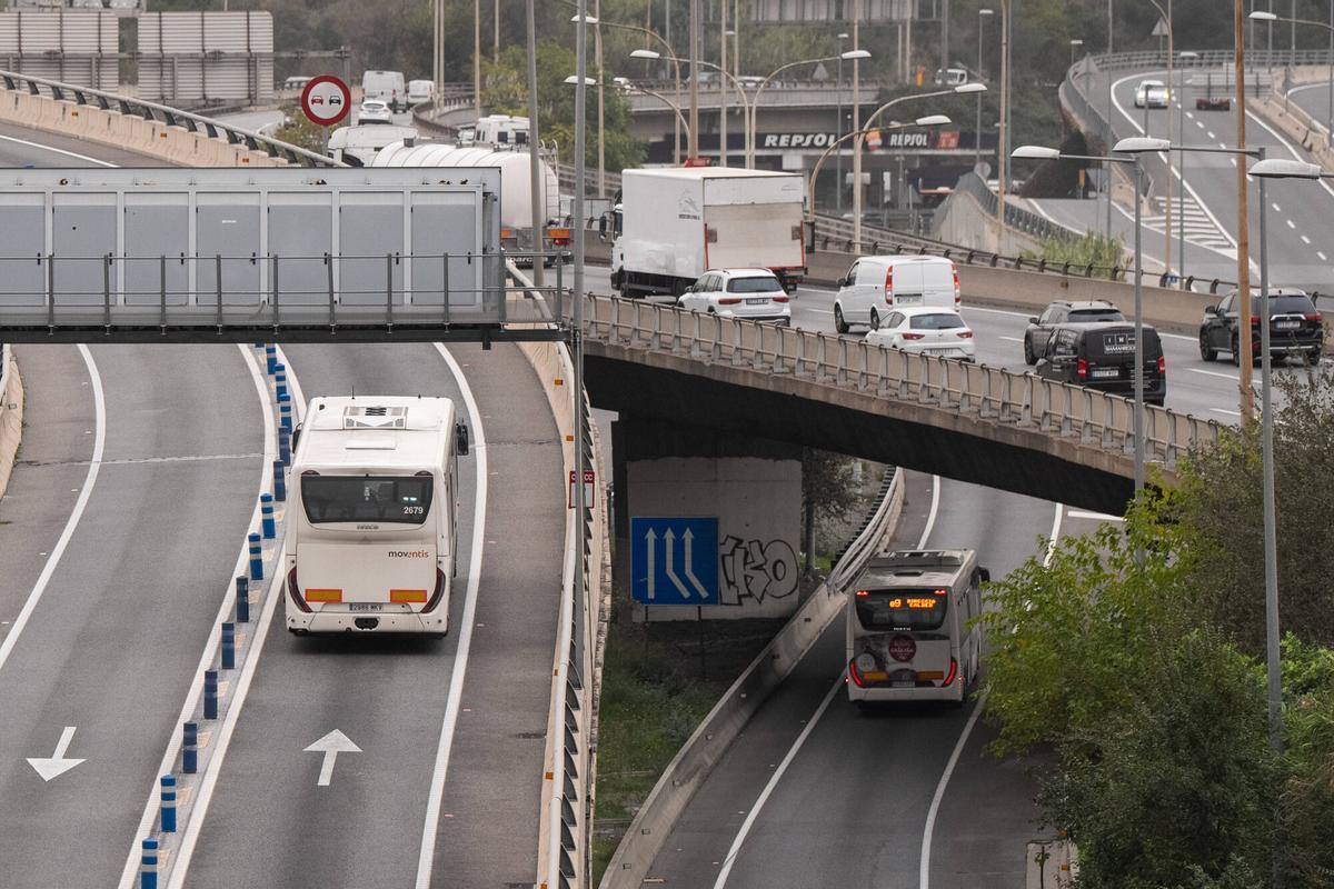 Barcelona. 14/11/2025. SOCIEDAD. Tráfico intenso de autobuses y vehículos en la salida de la Meridiana en dirección al Vallès, en un contexto donde el 47% de los desplazamientos entre ambos territorios ya se realiza en transporte público, a solo tres puntos del objetivo previsto para 2026. Foto: Zowy Voeten / El Periódico