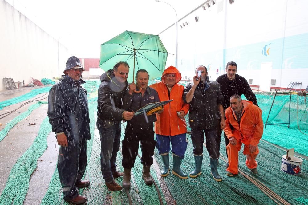 Los rederes de Vigo trabajan bajo la lluvia // Marta G. Brea