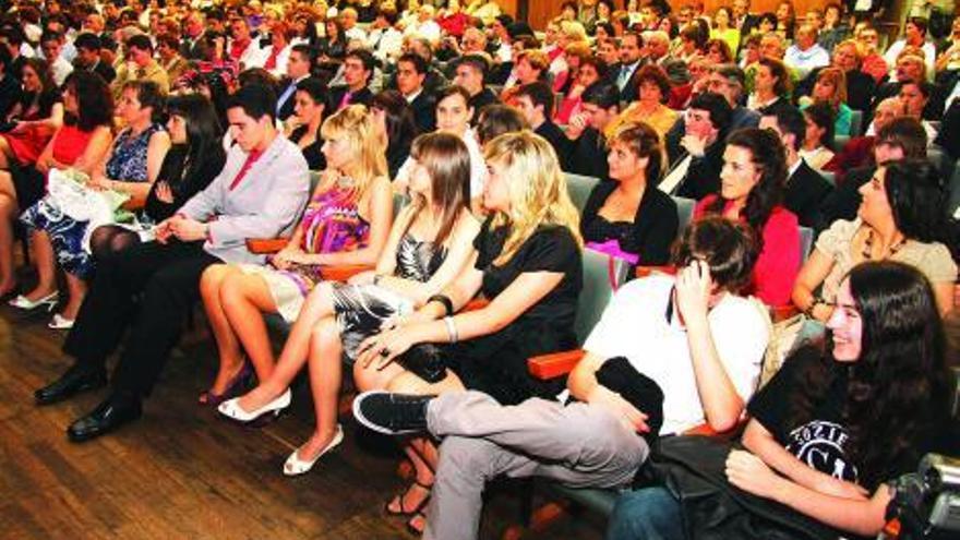 Los alumnos del IES Rosario Acuña, durante el acto de graduación en el Fernández Vallín.