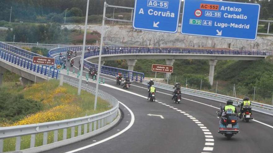 Un centenar de motoristas recorren el vial a Langosteira.