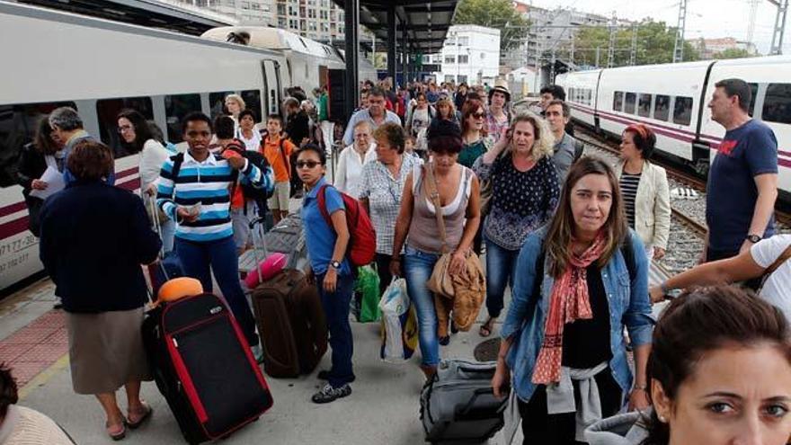 Pasajeros en la estación de Guixar // MARTA G. BREA