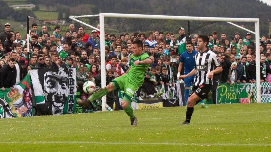 Una acción del partido del domingo en Les Caleyes, con un fondo abarrotado de aficionados.