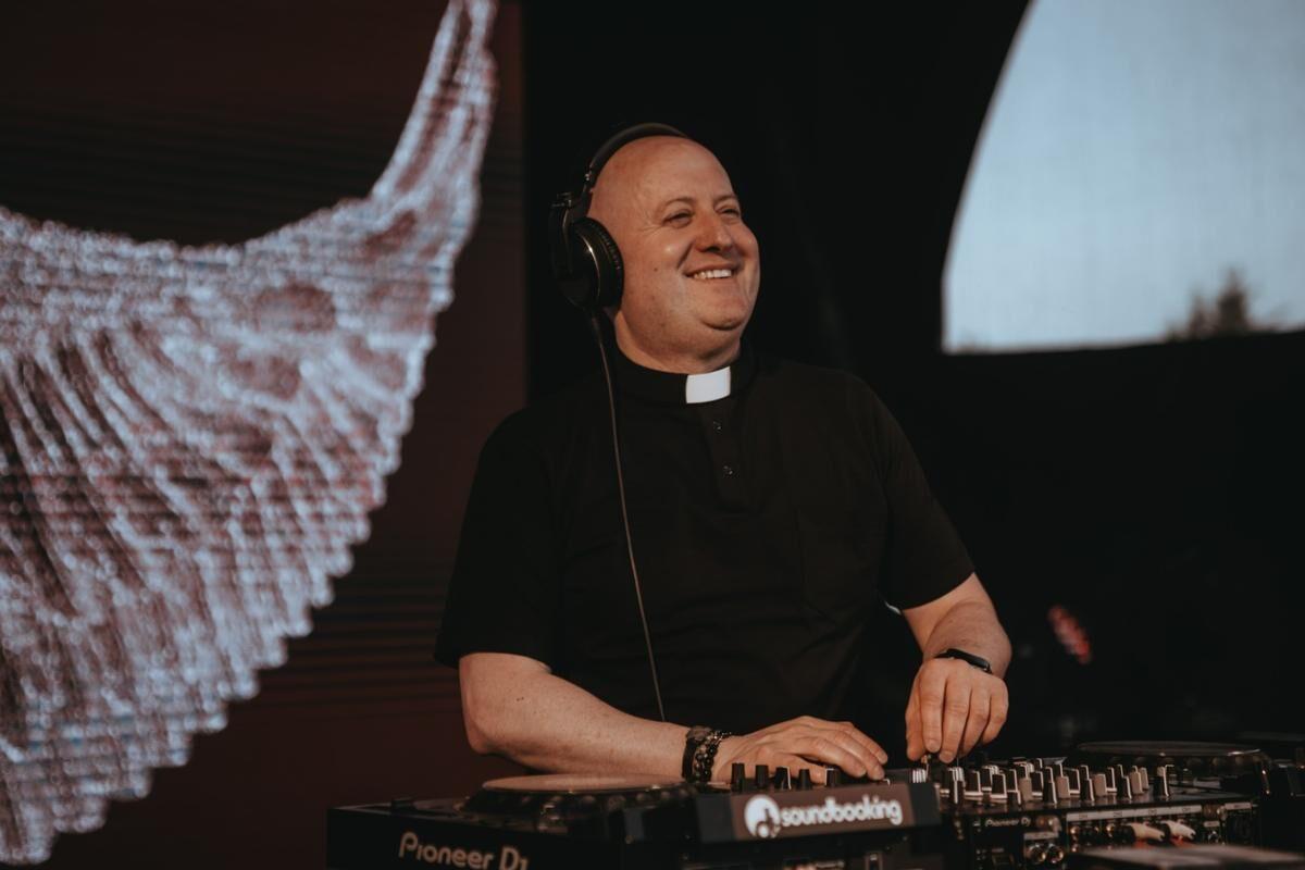 El padre Guilherme Guimaraes Peixoto, durante la sesión de dj en la JMJ en Lisboa.