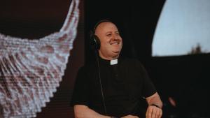 El sacerdot DJ que arrasa a les xarxes amb una versió cristiana de Bad Bunny: així va ser l’espectacle a l’Argentina