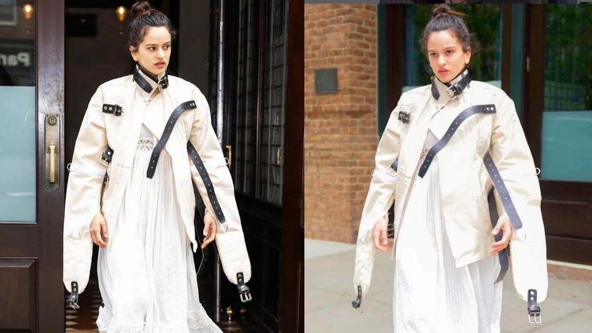 Rosalía, con su 'total look' blanco, en el Soho de Nueva York, el 30 de abril. Las redes han bautizado su cazadora de cuero como 'camisa de fuerza'.