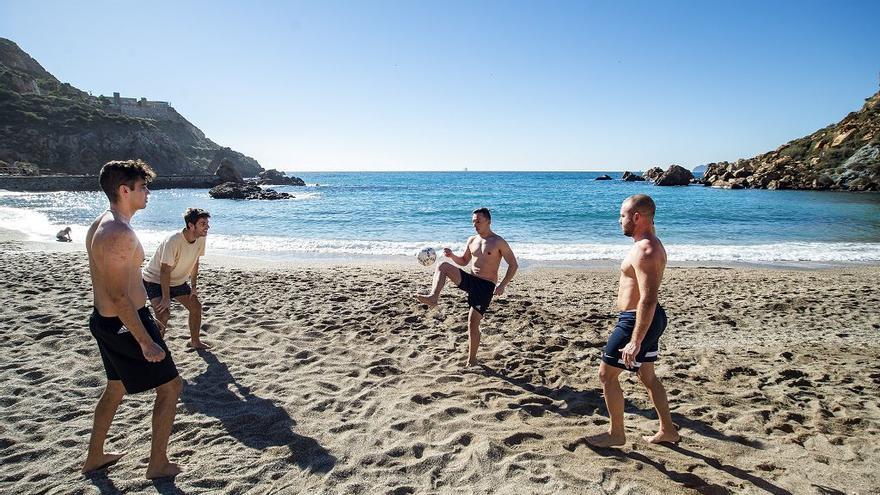 El buen tiempo en la Región lleva la Navidad hasta la playa